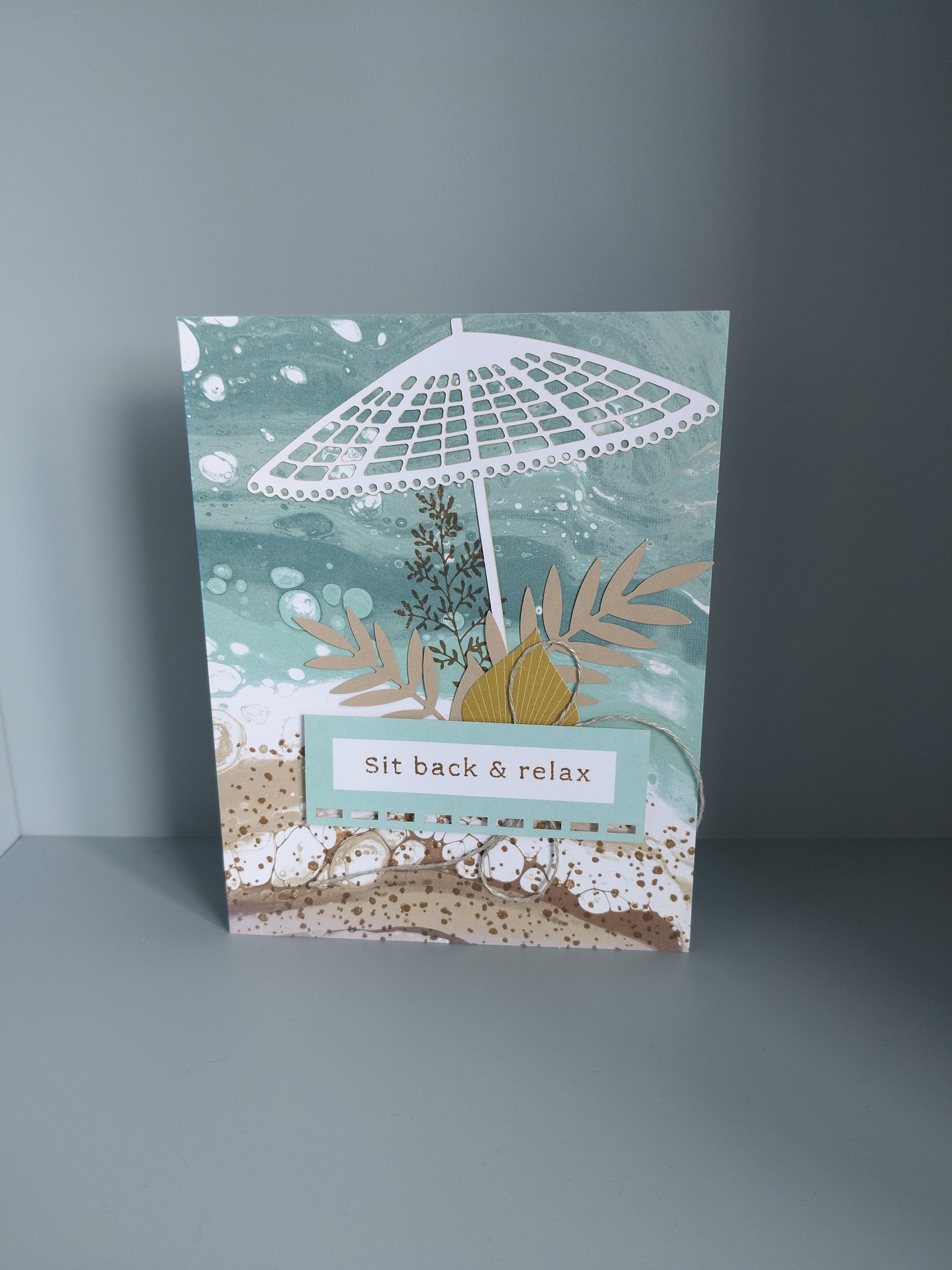 Wenskaart "sit back & relax" (parasol)
