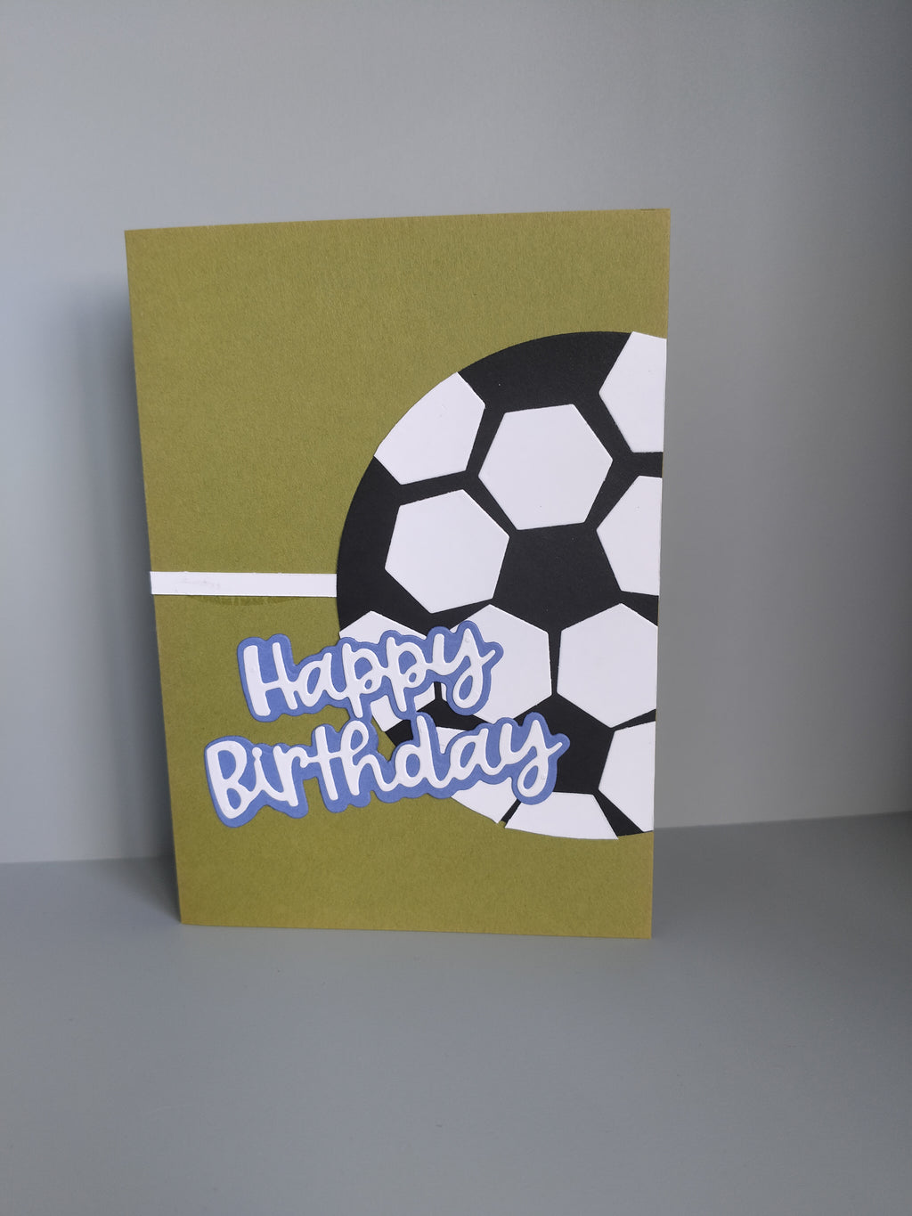 Wenskaart voetbal "happy birthday" met witte envelop