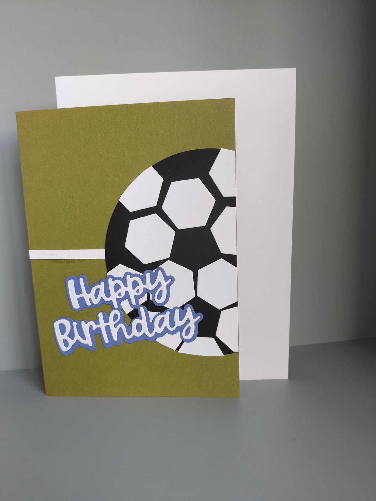 Wenskaart voetbal "happy birthday" met witte envelop